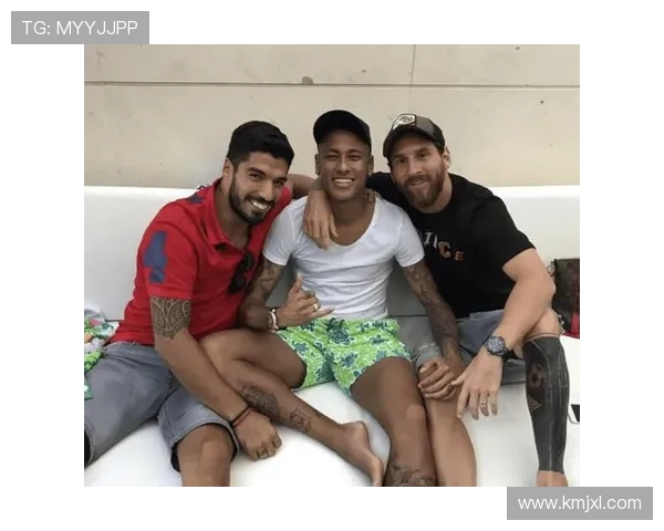 内马尔因伤缺阵携女儿现身球场为桑托斯加油助威